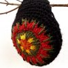 orejereras en negro y granny square de colores