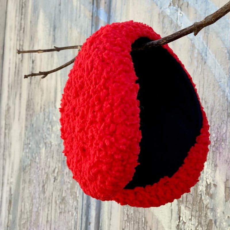 orejeras a crochet tejidas con peluche en rojo