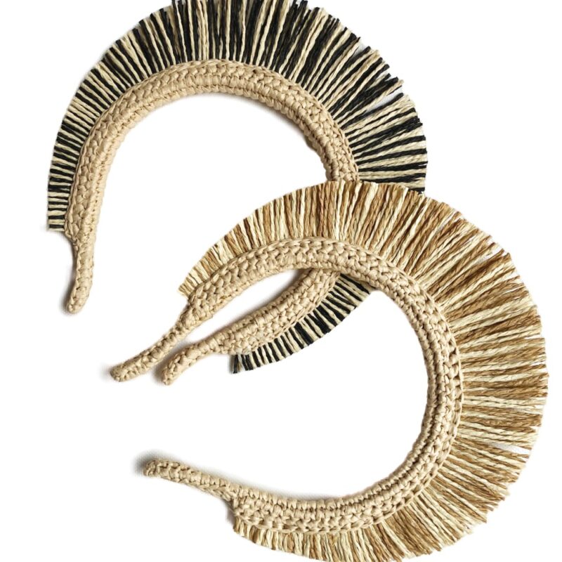 diadema con flecos hecha a mano en rafía dos colores disponibles negro y natural y en dos tonos claros