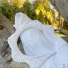 diadema elevada en rafia blanca
