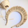 diadema hecha en rafia tonos neutrales con flecos