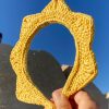 Halo en rafia amarilla hecho a crochet