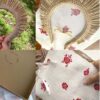 packaging de la diadema de flecos en rafia. en su bolsita y en una caja
