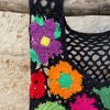 detalle del top de flores a crochet