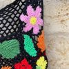 detalle del top de flores multicolor hecho a crochet