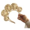 halo con flores a crochet tejidas en rafia natural