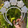 Halo blanco floral estilo ibicenco hecho en rafia
