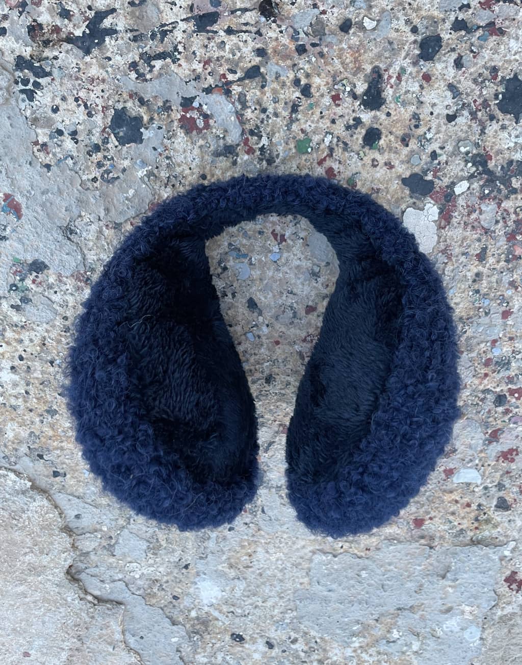 orejeras a crochet azul oscuro en lana alpaca