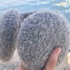 orejeras en alpaca gris claro. hechas a crochet