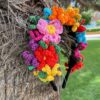 tocado con flores multicolor ideal para invitada de boda