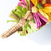 detalle de las flores del tocado de rafia multicolor