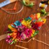 detalle del proceso del tocado de flores de rafia