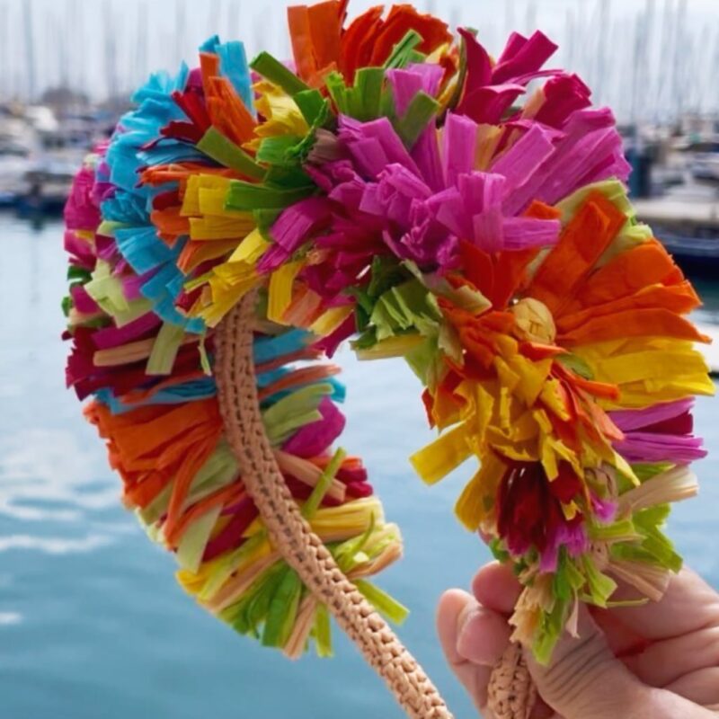 tocado de flores en rafia multicolor