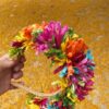corona tocado en rafia de colores vibrantes
